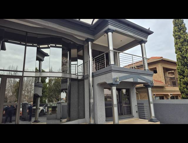 5 BEDROOM HOUSE FOR SALE IN HELDERWYK